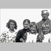 111-3488 Johann Schillack mit seiner 2.  Frau, deren Tochter (links) und seinen Kindern.jpg